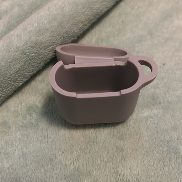 Apple AirPods (1st generation) with charging case and grey silicon cover. - Picture 12 of 13